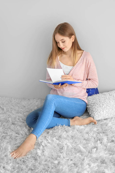 giovane donna che legge libro a casa - Foto, immagini