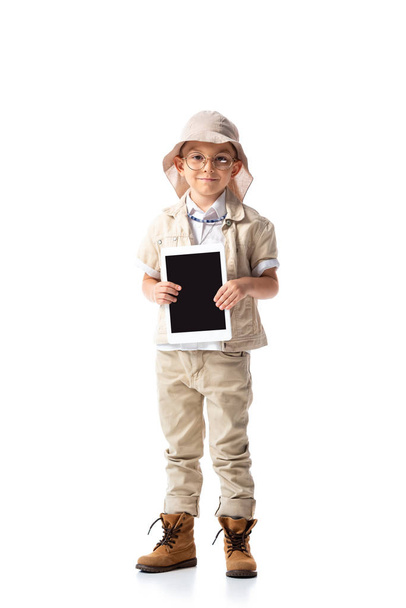 vue pleine longueur de l'enfant explorateur dans des lunettes et un chapeau tenant tablette numérique avec écran blanc
 - Photo, image