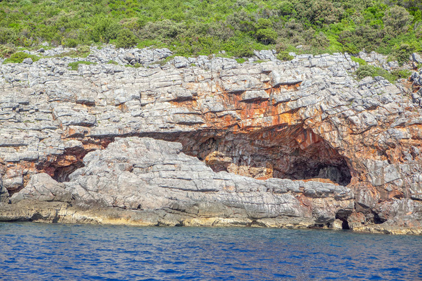 пещера на прибрежных скалах
 - Фото, изображение