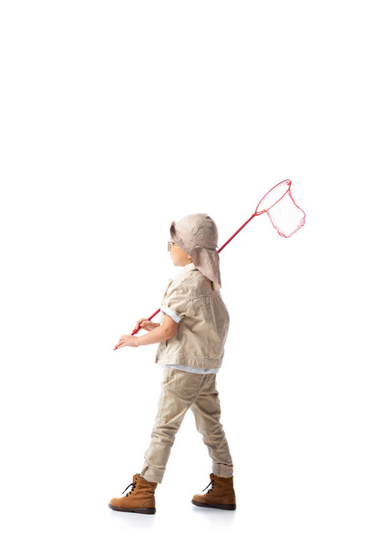 visão de comprimento total do menino explorador em óculos segurando rede de borboleta isolada em branco
 - Foto, Imagem