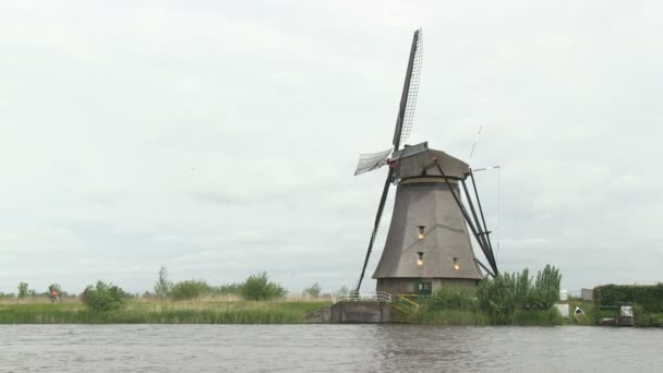 Holland szélmalom közelében Kinderdijk, Hollandia - Felvétel, videó