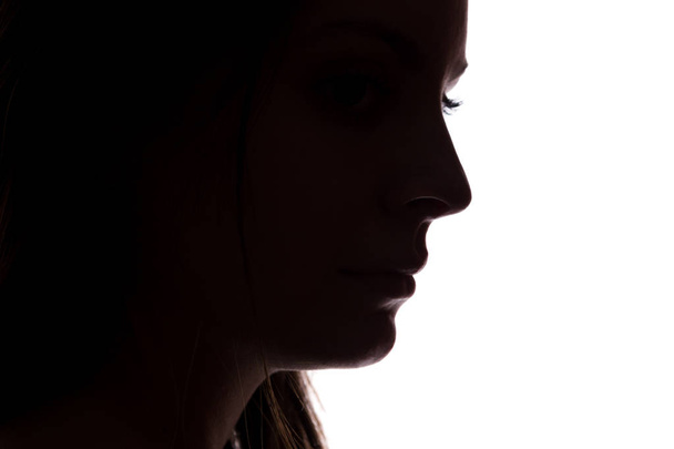 silhouet van een jonge vrouw - Foto, afbeelding