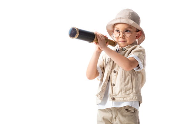 περίεργος χαμογελαστός εξερευνητής αγόρι σε γυαλιά και καπέλο κρατώντας τηλεσκόπιο απομονωθεί σε λευκό - Φωτογραφία, εικόνα