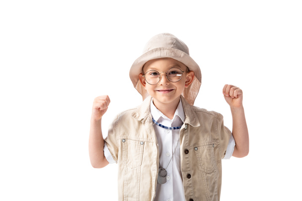 front view of smiling explorer boy in glasses and hat showing yes gesture isolated on white - Fotografie, Obrázek