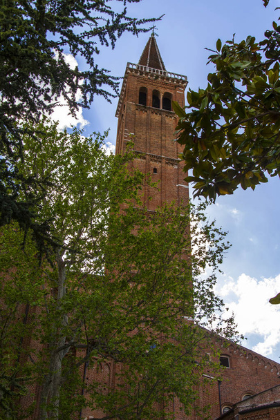 Verona, Italy, on April 24, 2019. Bell tower of Chiesa Santa Anastasia church - Foto, Imagen