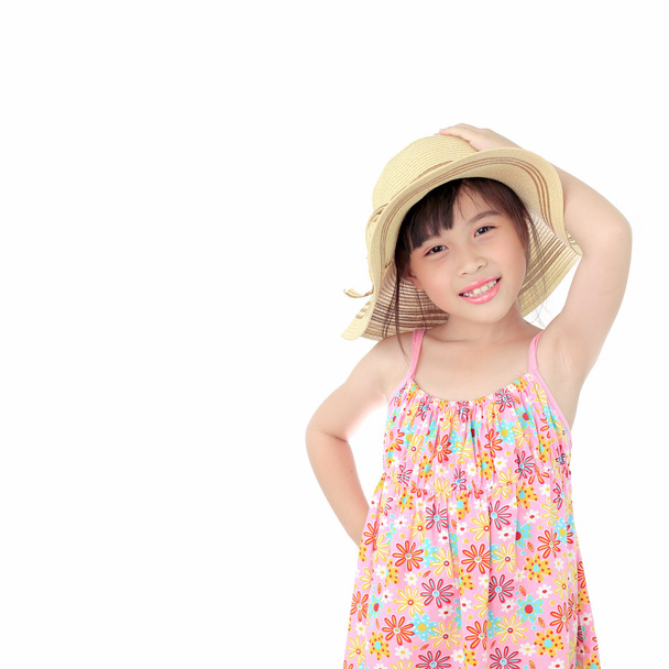 Красива щаслива маленька азіатська дівчинка з соломою
 - Фото, зображення