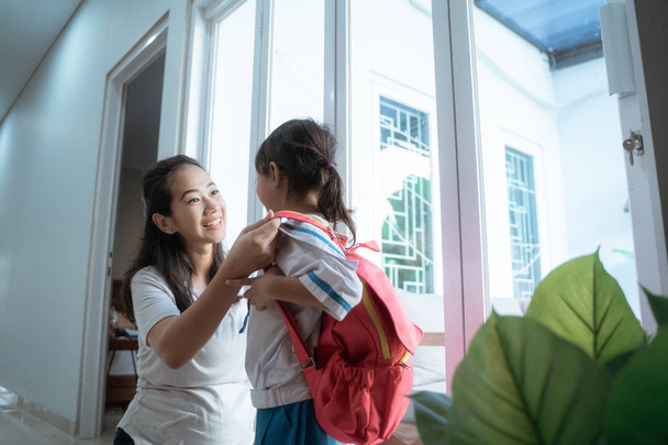 estudante de jardim de infância vestindo uniforme escolar na parte da manhã em casa
 - Foto, Imagem