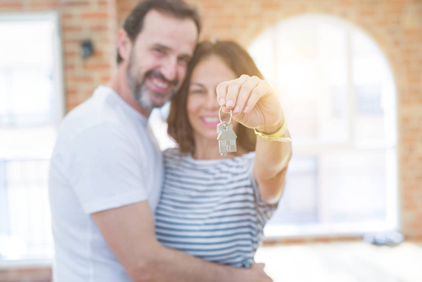 Középkorú Senior romantikus pár gazdaság és bemutató ház kulcsok - Fotó, kép