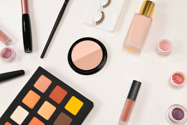 Professzionális smink termékek kozmetikai szépségápolási termékekkel, szemmel  - Fotó, kép
