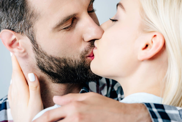 kaunis pari syleilee ja suudella eristetty harmaa
 - Valokuva, kuva