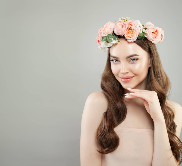 Fröhliches Frauenporträt. junges Model mit klarer Haut, langen gesunden Haaren - Foto, Bild