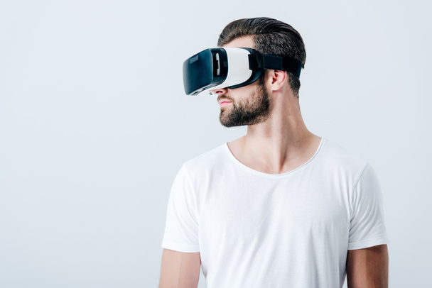 uomo barbuto in realtà virtuale auricolare isolato su grigio con spazio copia
 - Foto, immagini