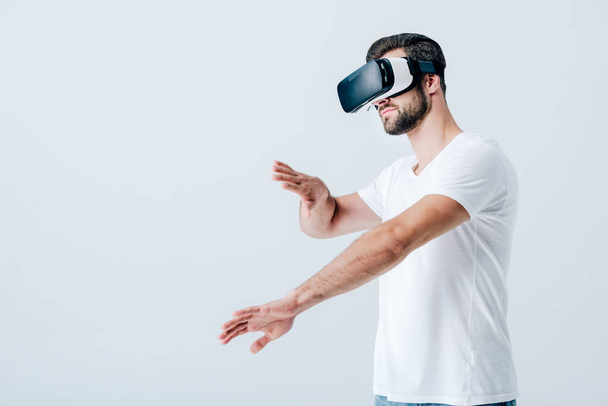 bearded man in Virtual reality headset gesturing isolated on grey - Foto, Imagem