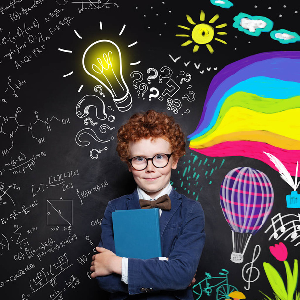 Kreativitás oktatás. Okos gyerekfiú öltönyben és szemüvegben - Fotó, kép