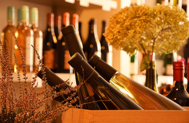 Butelki z winem na drewnianej półce w sklepie z winami - Zdjęcie, obraz