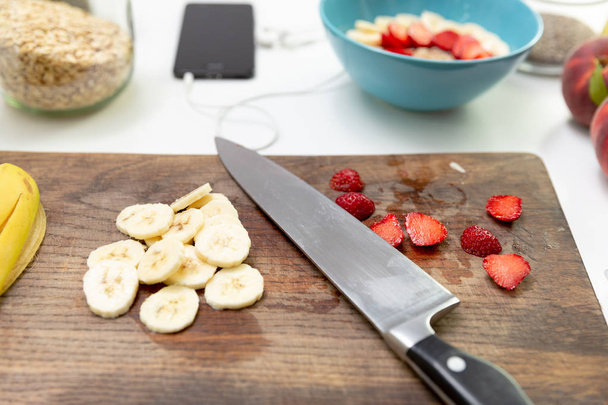 Healthy fitness breakfast preparation: oatmeal with bananas, str - Zdjęcie, obraz