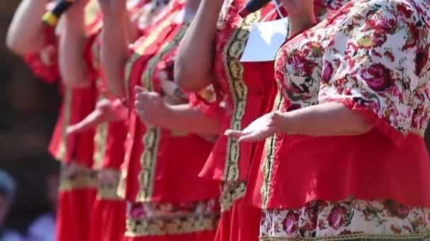 Группа пожилых женщин поет песню на фольклорном фестивале
 - Кадры, видео