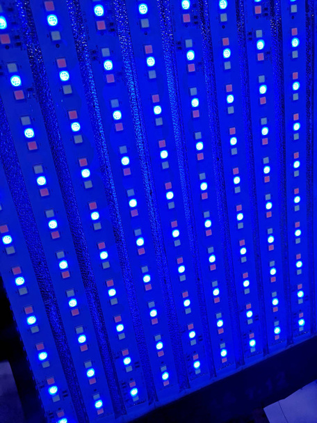 eine abstrakte Nahaufnahme eines rbg-LED-Panels zur Beleuchtung. Licht für Fotografie oder Video. - Foto, Bild