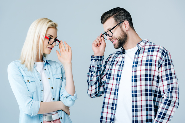 Mann und Mädchen richten Brille ein und schauen sich vereinzelt auf grau an - Foto, Bild