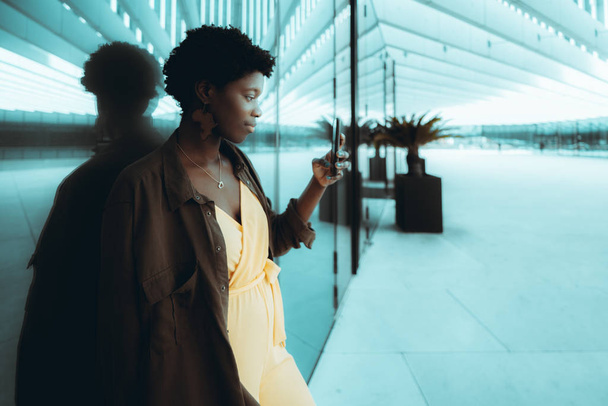 African girl with cellphone outdoors - Fotografie, Obrázek