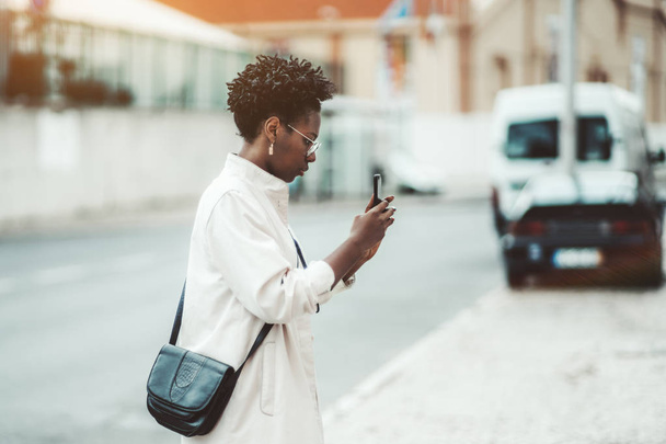 Černá dívka fotografuje venku - Fotografie, Obrázek