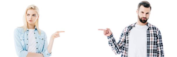 panoramische shot van beledigd mooi meisje en knappe man wijzend met vingers geïsoleerd op wit - Foto, afbeelding