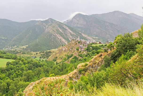 Panorama malé středověké vesnice Tirvis v Province - Fotografie, Obrázek