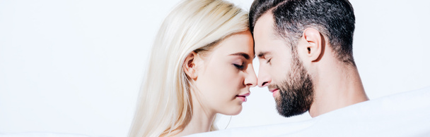 panoraama laukaus tyttöystävä ja poikaystävä peitetty huopa silmät kiinni eristetty valkoinen
 - Valokuva, kuva