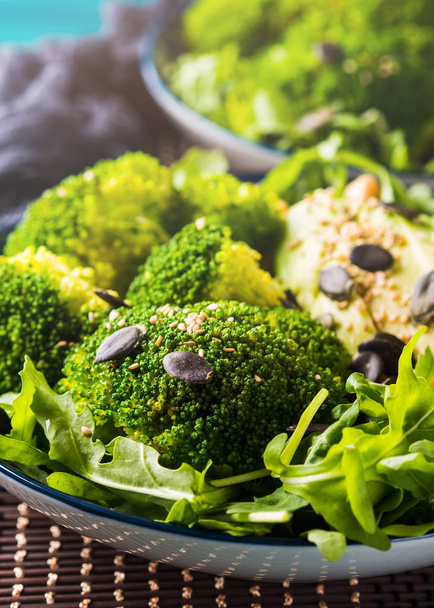 Brokoli ve avokado ile bitki bazlı öğle yemeği. - Fotoğraf, Görsel