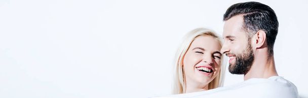 panoramatický záběr šťastné přítelkyně a přítele pokrytého přikrývkou izolovanou na bílém - Fotografie, Obrázek