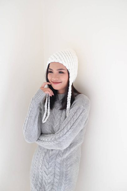 Asian girl, shot body length, is wearing a winter outfit with a cute emotion - Foto, Bild