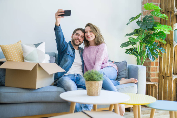 Jovem casal bonito tirando uma foto selfie usando o smartphone si
 - Foto, Imagem