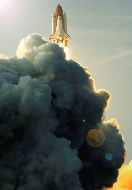 劇的なロケット打ち上げ。雲、煙、ガスロケット発射プラー - 写真・画像