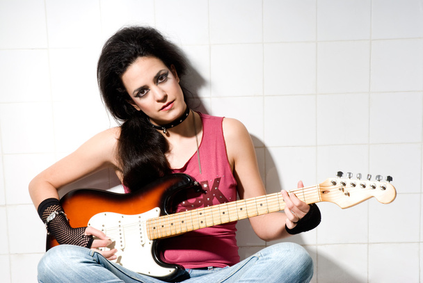 vrouwelijke spelen gitaar - Foto, afbeelding