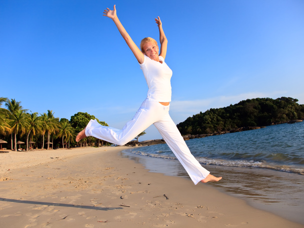 femme heureuse saute dans la plage
 - Photo, image