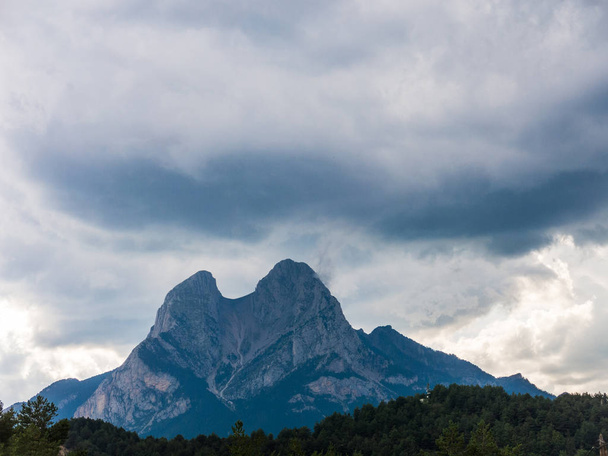 La tempête approche. Image du massif d'El Pedraforca, Chat
 - Photo, image