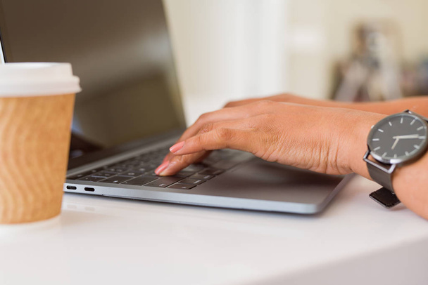 Fiatal nő dolgozik használ laptop gépelés közelről  - Fotó, kép