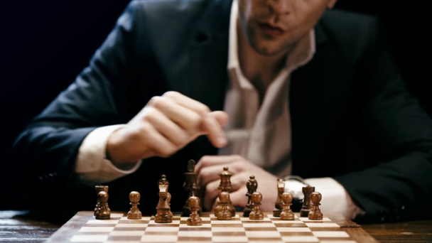 masada oturan ve satranç oynarken işadamı kısmi görünümü - Video, Çekim