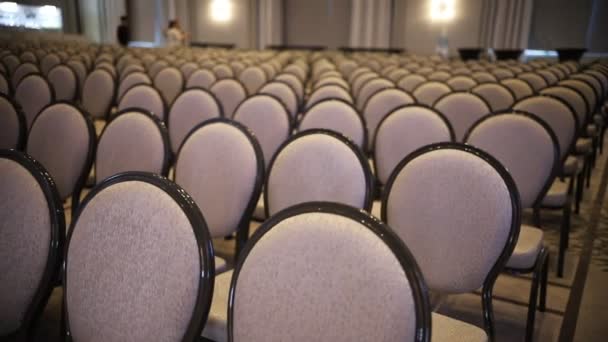 Een conferentiezaal. Lege rijen grijze stoelen - Video