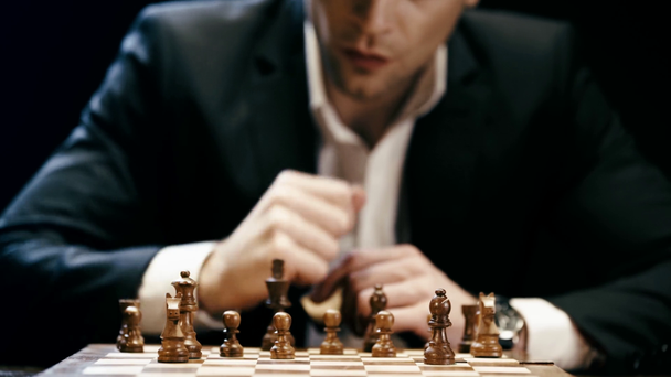 částečný pohled na obchodníka, který sedí u stolu a hraje šachy - Záběry, video