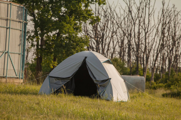 Camping tende sul prato, un momento di relax con la natura
. - Foto, immagini