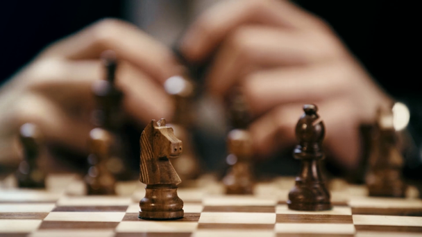 Ausgeschnittene Ansicht von Geschäftsmann, der Feuerzeug in der Hand hält und Schach spielt - Filmmaterial, Video