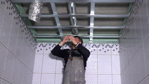 Ammattimainen työntekijä mies korjata katto profiilit
 - Materiaali, video