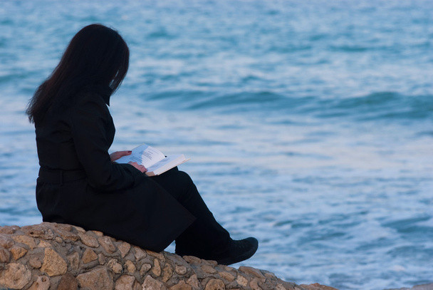 młoda kobieta, czytanie książki nad morzem - Zdjęcie, obraz