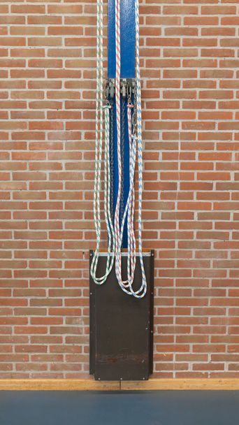 Cordas em um ginásio da velha escola
 - Foto, Imagem
