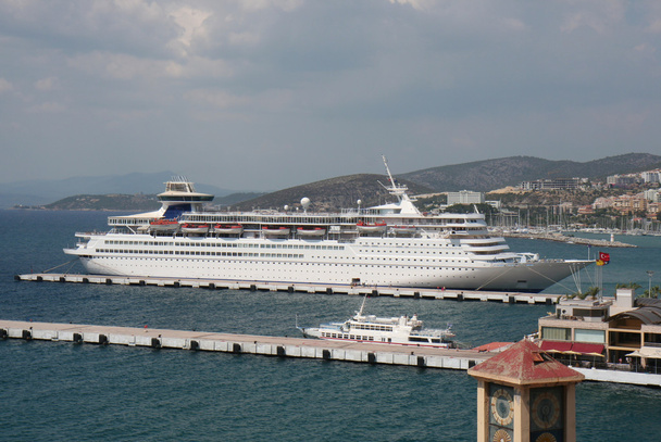 Navio de cruzeiro branco e balsa grega atracados no porto do mar de Aeagen
 - Foto, Imagem