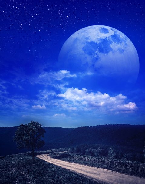 Krajobraz pięknej Księżyca z wielu gwiazd i chmur. Super księżyc za częściowym zachmurzenia. - Zdjęcie, obraz
