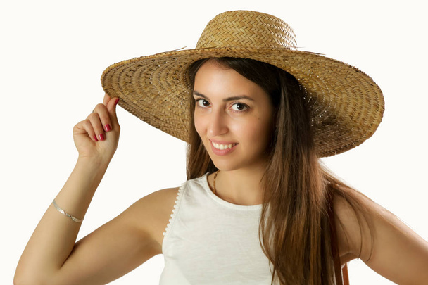 Студийный портрет юной брюнетки в широкой соломенной шляпе
  - Фото, изображение