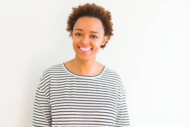 Bella giovane donna afro-americana sorridente fiducioso per il
  - Foto, immagini