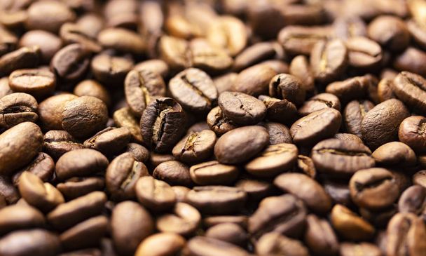 Pilha de grãos de café textura, close-up, fundo escuro, profundidade rasa de campo
 - Foto, Imagem